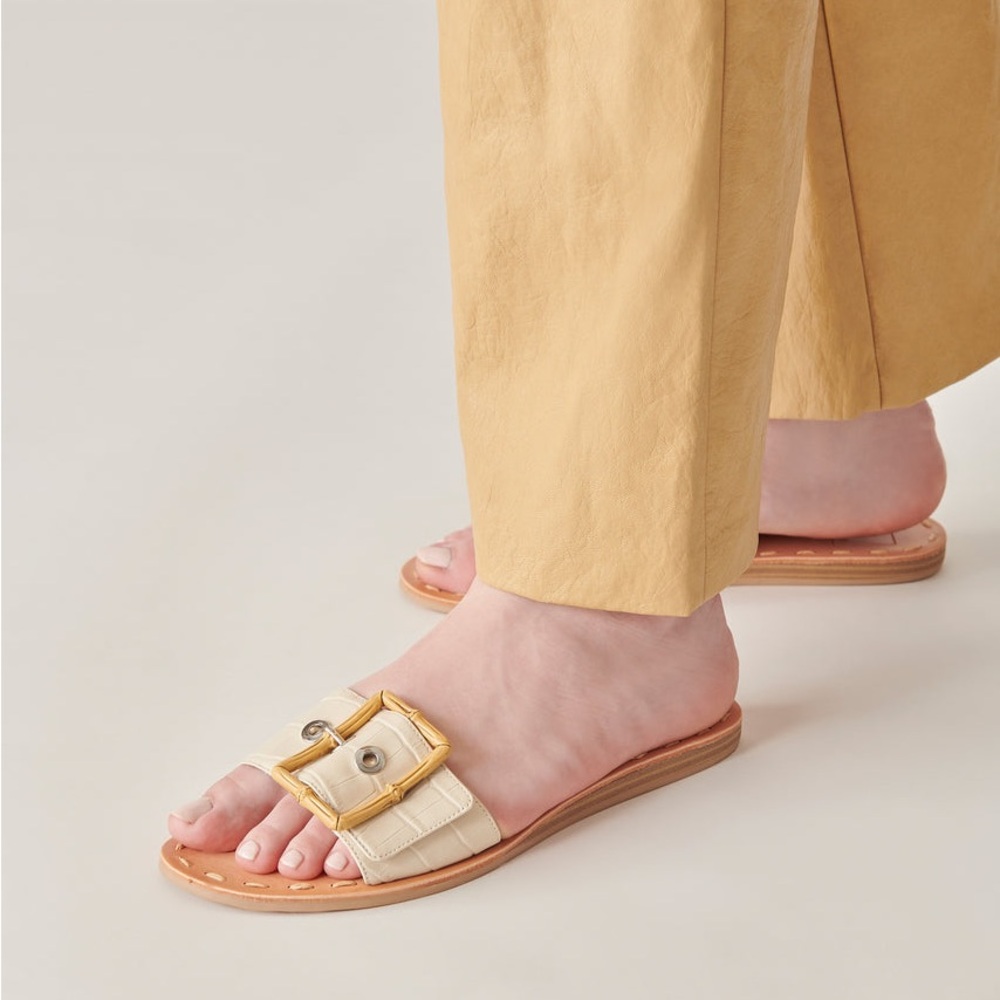 Dolce Vita Dasa Sandal In Bone Embossed Leather Size 7.5 NWOB
